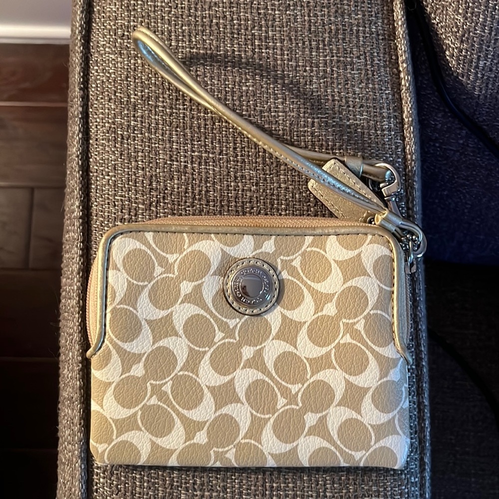 Authentic Coach wristlet. Never used. Great condition.plus free surprise gift!